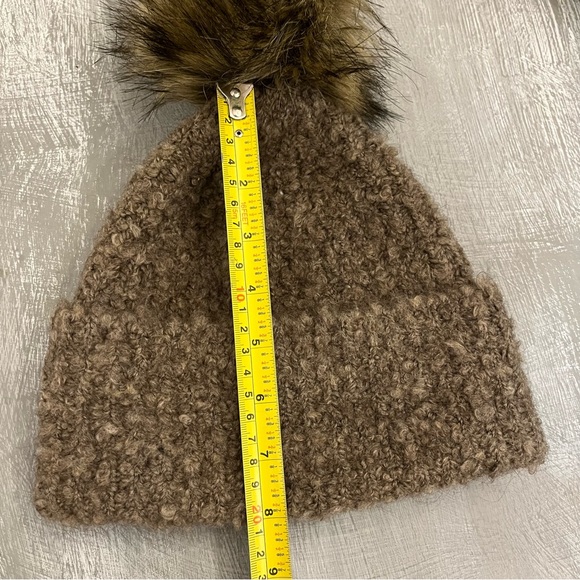 Aritzia Wilfred Free Women’s winter hat with genuine fur Pom Pom - Picture 2 of 8